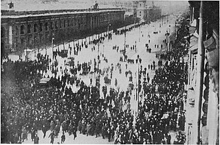 Multitud2EnNevskyProspektMarzo1917--russiainrevolut00jone.jpg